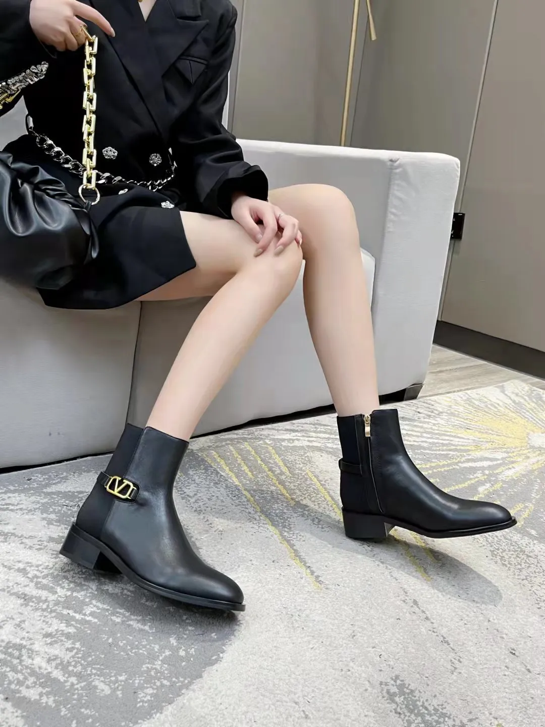 👟👟Ex-factory price 500👟👟 🆕Valentino. Valentino big v-buckle autumn and winter fashion women's boots: comfortable and versatile on the upper feet, showing long legs, fabric: imported first-layer cowhide ⚡The most popular V-buckle ⚡all genuine leather on the inner pads, non-slip and wear-resistant rubber outsole Size: 35−40 (customized size 41)